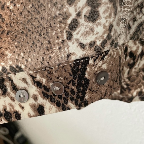 Snake print wrap flutter sleeve crop blouse NWOT - Picture 5 of 7